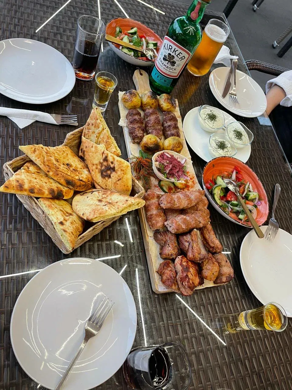 Накрытый стол с шашлыком и лепёшками на компанию