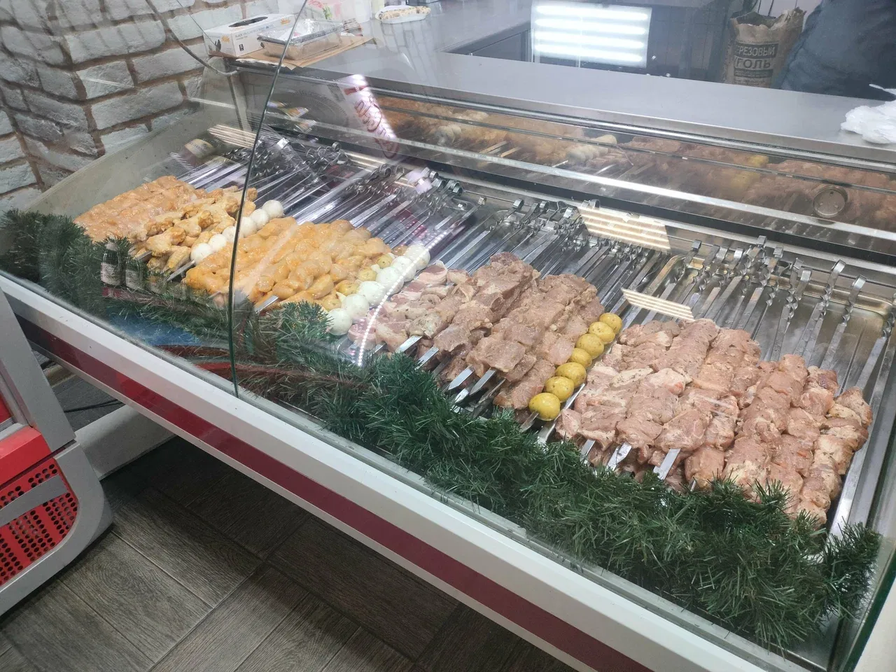 Витрина с шампурами перед мангалом